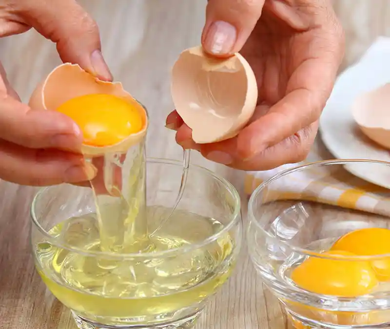 Huevos-Lazaro-persona-abriendo-huevos